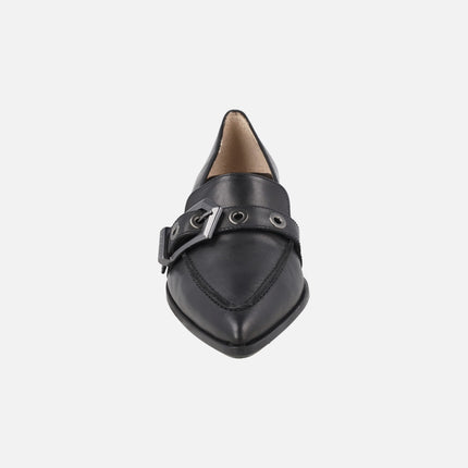 Mocasines negros de piel con adorno de hebilla