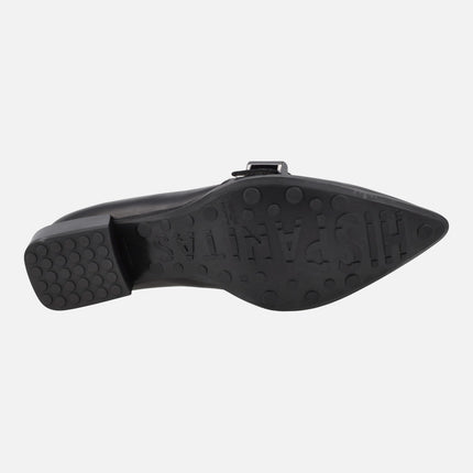 Mocasines negros de piel con adorno de hebilla