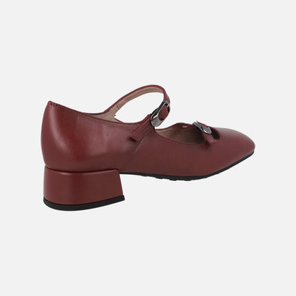 Bailarinas de piel con tacón bajo y dos tiras con hebillas