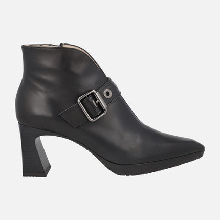 Botines de tacón en piel negra con escote y adorno de hebilla