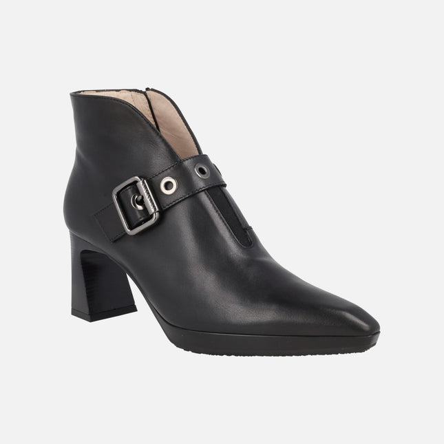 Botines de tacón en piel negra con escote y adorno de hebilla