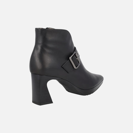 Botines de tacón en piel negra con escote y adorno de hebilla
