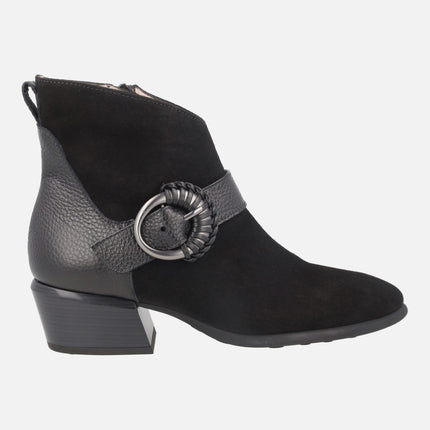 Botines en piel y serraje con adorno de hebilla