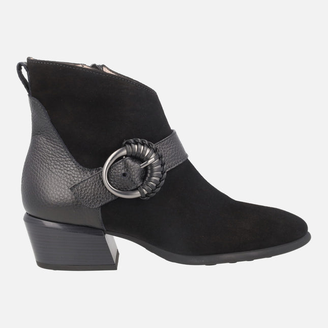 Botines en piel y serraje con adorno de hebilla