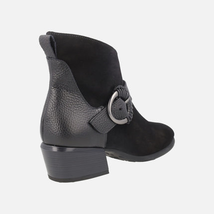 Botines en piel y serraje con adorno de hebilla