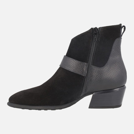 Botines en piel y serraje con adorno de hebilla