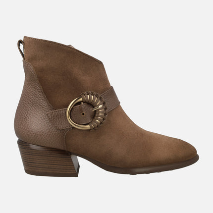 Botines en piel y serraje con adorno de hebilla