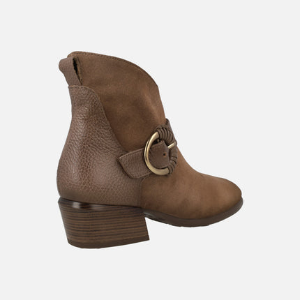 Botines en piel y serraje con adorno de hebilla