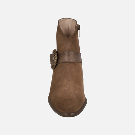 Botines en piel y serraje con adorno de hebilla