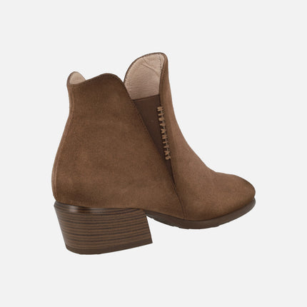 Botines marrones de serraje con elásticos laterales