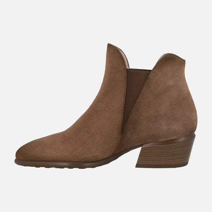 Botines marrones de serraje con elásticos laterales