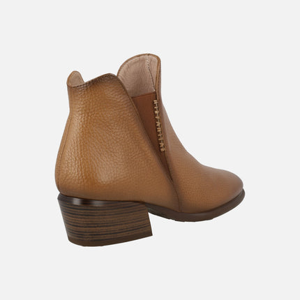 Botines de piel con elásticos y tacón bajo