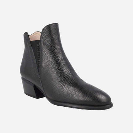 Botines de piel con elásticos y tacón bajo