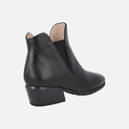 Botines de piel con elásticos y tacón bajo