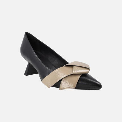 Salones negros con adorno de lazo en charol beige Kal5574