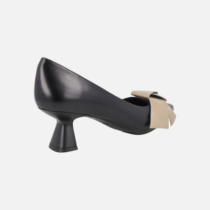 Salones negros con adorno de lazo en charol beige Kal5574