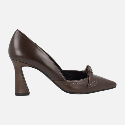 Zapatos de salón en piel marrón con adorno de lazo y tachas Renca