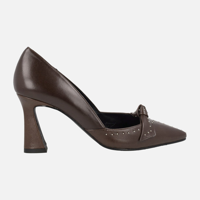 Zapatos de salón en piel marrón con adorno de lazo y tachas Renca