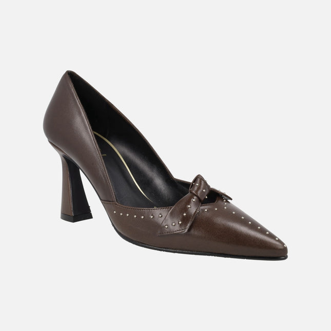 Zapatos de salón en piel marrón con adorno de lazo y tachas Renca