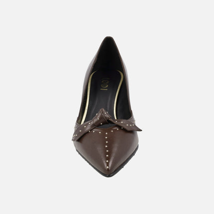 Zapatos de salón en piel marrón con adorno de lazo y tachas Renca