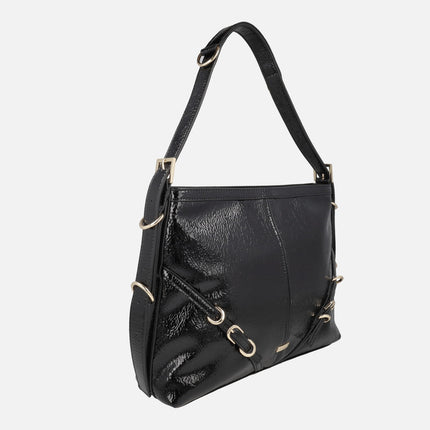Bolsos para hombro en charol negro con detalle de hebillas