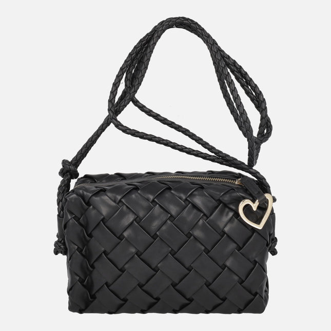 Bolsos negros trenzados con adorno de corazón dorado