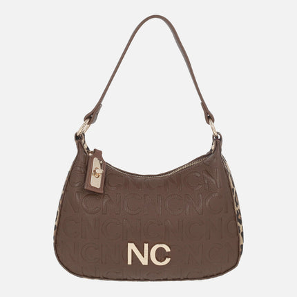 Bolsos estilo góndola en marrón con letras en relieve y animal print