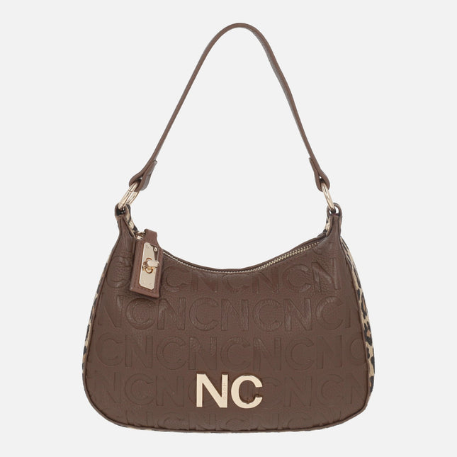 Bolsos estilo góndola en marrón con letras en relieve y animal print