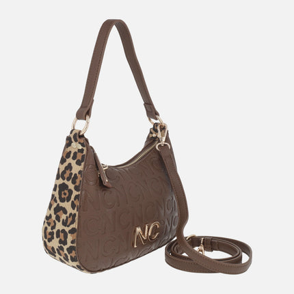 Bolsos estilo góndola en marrón con letras en relieve y animal print