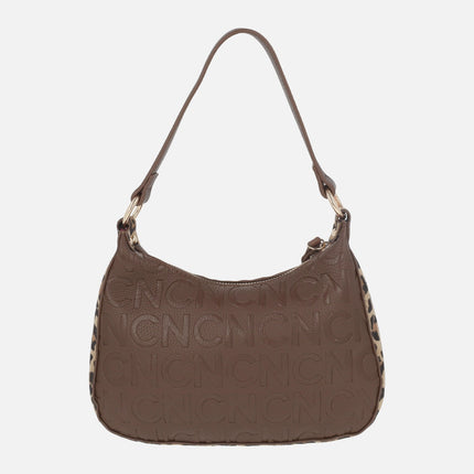 Bolsos estilo góndola en marrón con letras en relieve y animal print