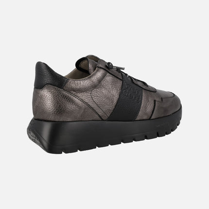 Deportivas de piel metalizadas en combinado plomo y negro
