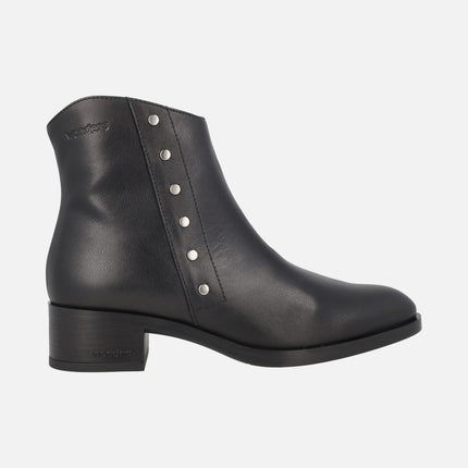 Botines negros de piel con tachas plateadas