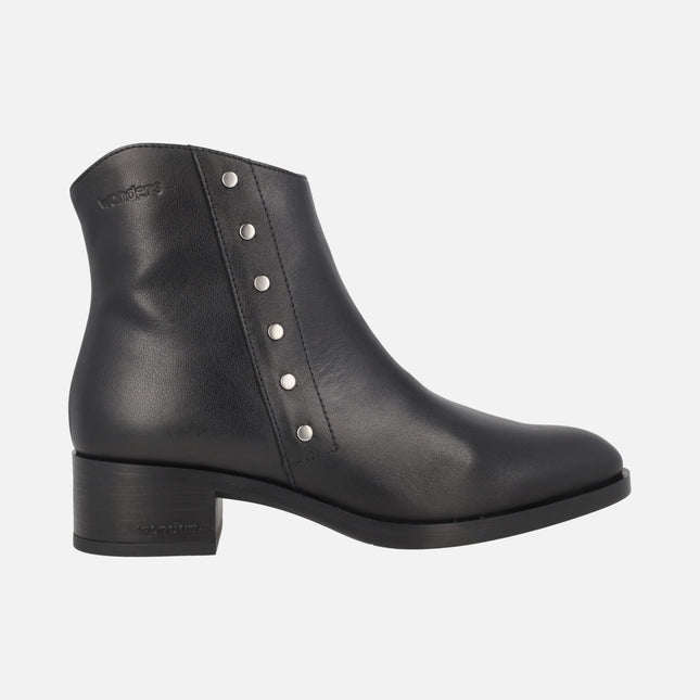 Botines negros de piel con tachas plateadas