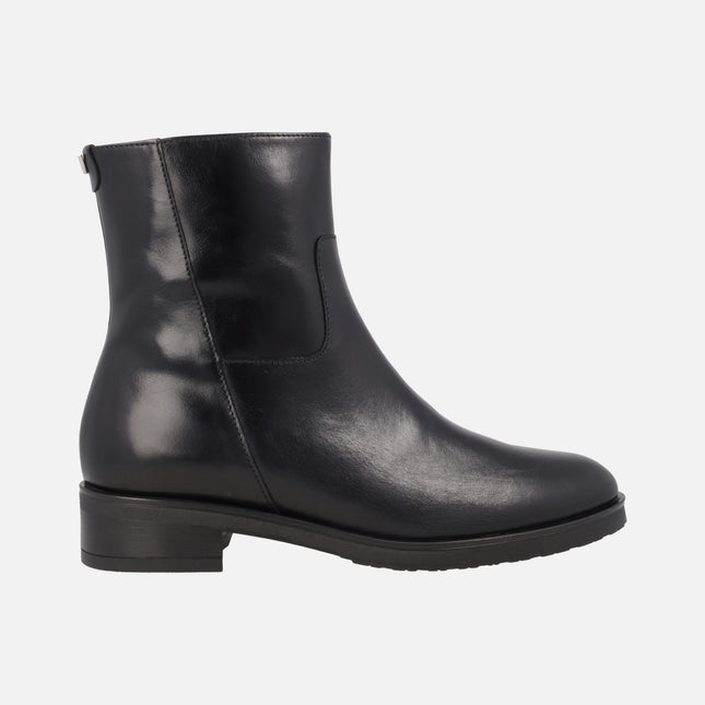 Botines negros de piel con tacón bajo C-54102