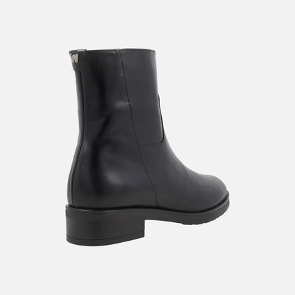 Botines negros de piel con tacón bajo C-54102