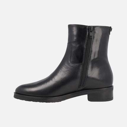 Botines negros de piel con tacón bajo C-54102