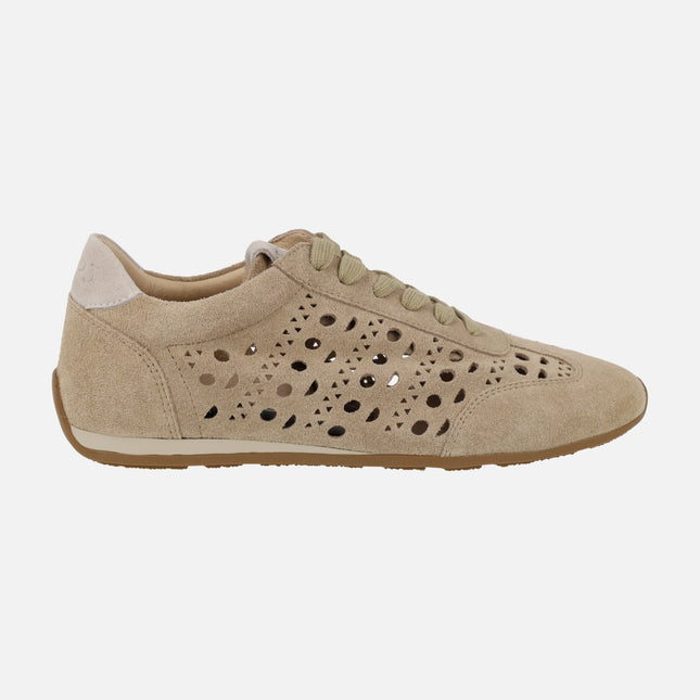Zapatillas deportivas bajas en serraje beige con calados