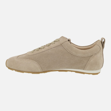 Zapatillas deportivas en serraje beige con detalle de picados