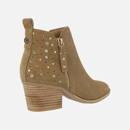 Botines de serraje camel con doble cremallera y fantasía en la talonera