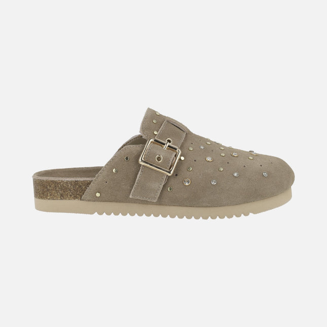 Zuecos de piel serraje con hebilla y apliques decorativos