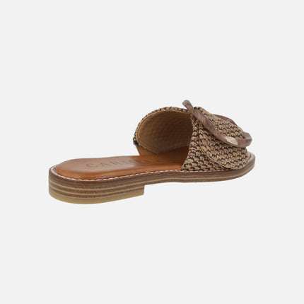 Sandalias planas estilo palas en tejido rafia con maxi hebilla