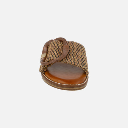 Sandalias planas estilo palas en tejido rafia con maxi hebilla