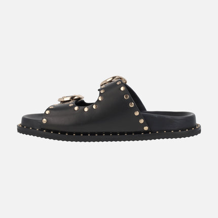 Sandalias de piel con hebillas y tachas doradas
