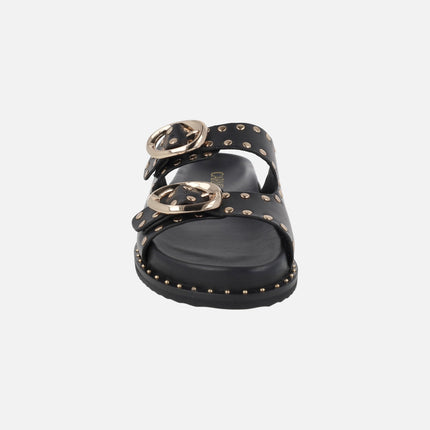 Sandalias de piel con hebillas y tachas doradas