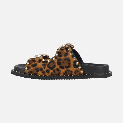 Sandalias de piel con hebillas y tachas doradas