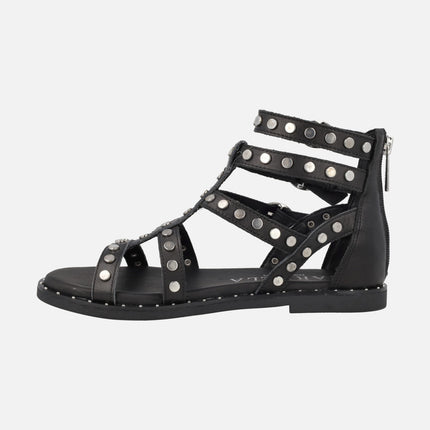 Sandalias romanas en piel negra con tachas y hebillas plateadas