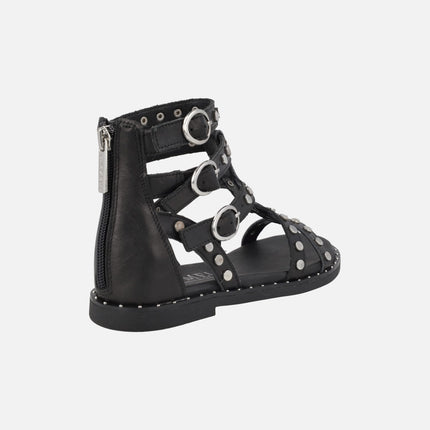 Sandalias romanas en piel negra con tachas y hebillas plateadas