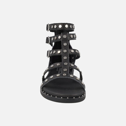 Sandalias romanas en piel negra con tachas y hebillas plateadas