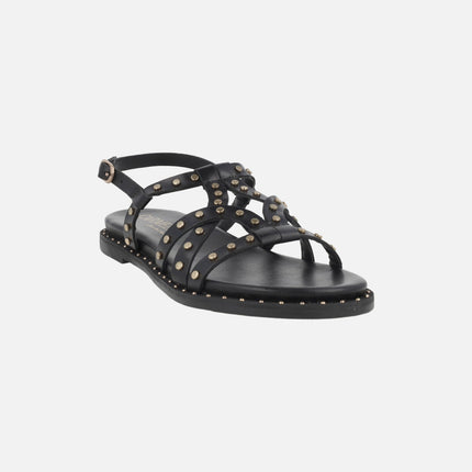 Sandalias planas de piel con tachas doradas