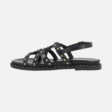 Sandalias planas de piel con tachas doradas
